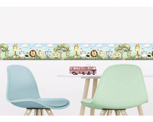 Kinderkamer met rand met dierenmotieven, tafel en stoelen