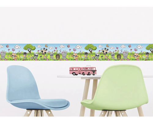 Kinderkamer met rand met diermotieven aan de muur