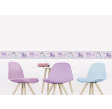 Kamer met behangrand met eenhoornthema, tafel en stoelen.