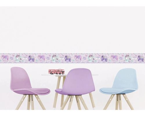 Kamer met behangrand met eenhoornthema, tafel en stoelen.