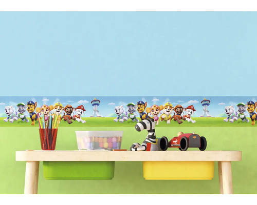 Kinderkamer met Paw Patrol border, tafel, speelgoed en kleurpotloden