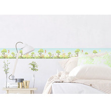 Decoratieve kinderkamer met een rand met bosmotieven