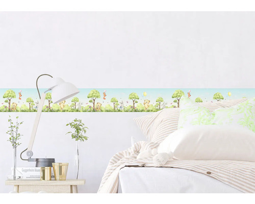 Decoratieve kinderkamer met een rand met bosmotieven