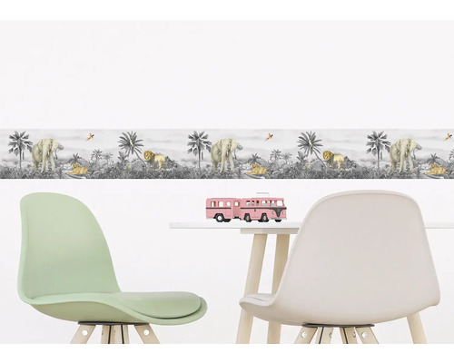 Kinderkamer met rand met dierenmotieven en speelgoedbus op een tafel