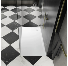 Badkamer met vierkante vloertegels, douche en handdoek