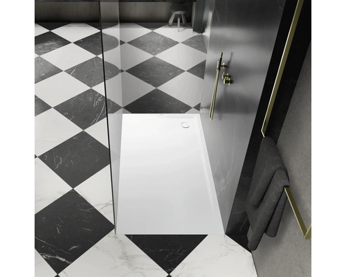 Badkamer met vierkante vloertegels, douche en handdoek