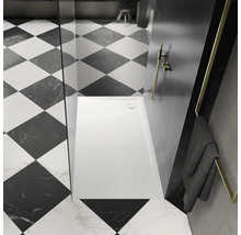 Moderne badkamer met douchebak, schaakbordpatroon tegels en goudkleurige accenten