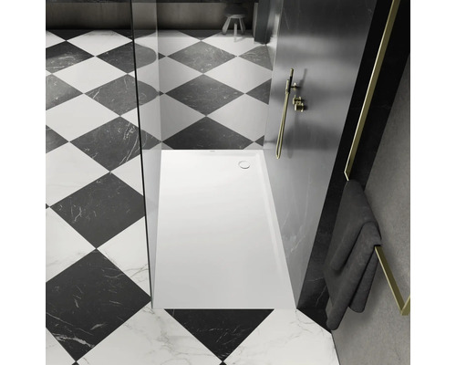 Moderne badkamer met douchebak, schaakbordpatroon tegels en goudkleurige accenten