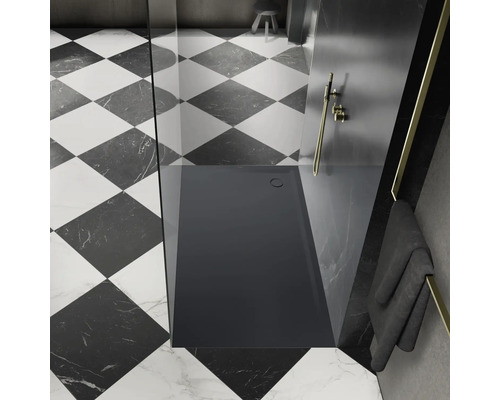 Inloopdouche met vlakke douchebak in een badkamer met schaakbordtegels