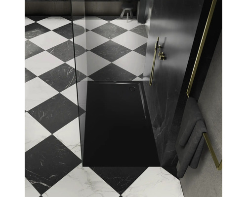 Zwarte douchebak in een badkamer met dambordtegels