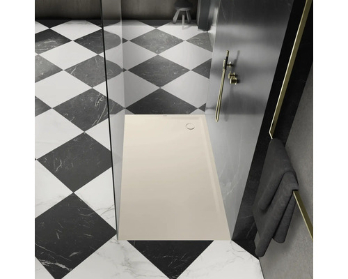 Gelijkvloerse douche met douchegoot en zwart-wit schaakbordpatroon in de badkamer.
