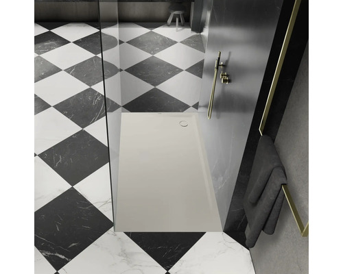 Badkamer met douchebak, douchearmatuur en dambordtegels