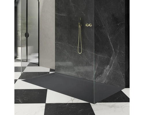 Doucheruimte met douchebak, douchearmatuur en douchewand voor zwarte marmeren muur