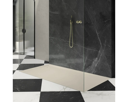 Inloopdouche met douchebak en glazen wand in een badkamer met schaakbordpatroon