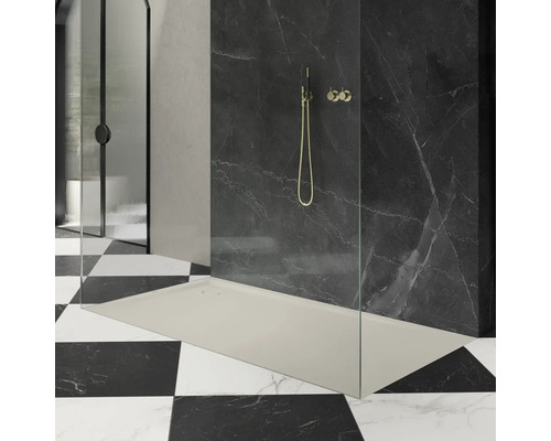 Inloopdouche met douchebak, glazen wand en armatuur voor betegelde wand