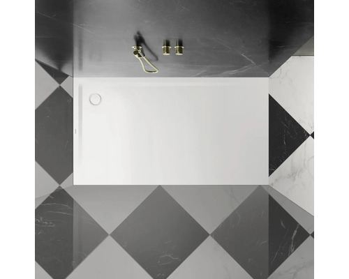 Rechthoekige douchebak in badkamer met tegels