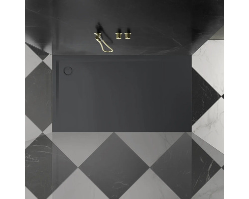 Douchebak in badkamer met dambordtegelpatroon