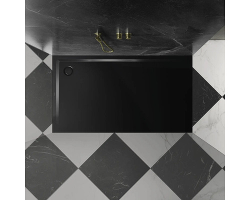 Zwarte douchebak in een badkamer met dambordtegels