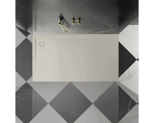 Bovenaanzicht van een douchebak in de badkamer met marmeren tegels