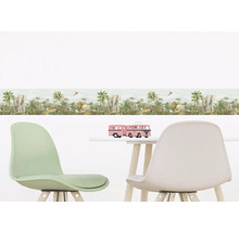 Scene met rand met jungle motieven, tafel en stoelen.