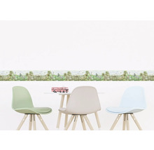 Kamer met een dinosaurusrand op de muur en drie stoelen rond een tafel.