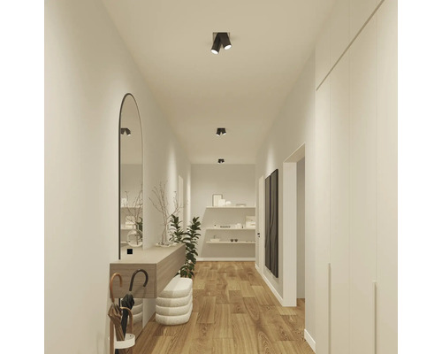 Gang met spiegel, console, verlichting en houten vloer