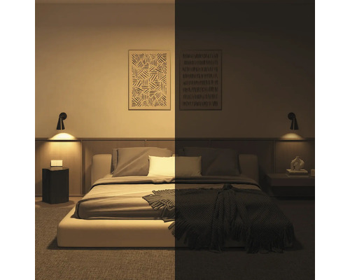 Slaapkamer met bed, nachtkastjes en wandlampen bij daglicht en in het donker