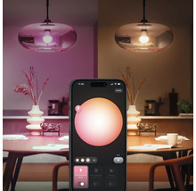 Slimme lamp met bediening via smartphone-app boven een eettafel