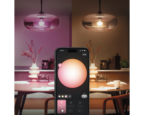 Slimme lamp met bediening via smartphone-app boven een eettafel