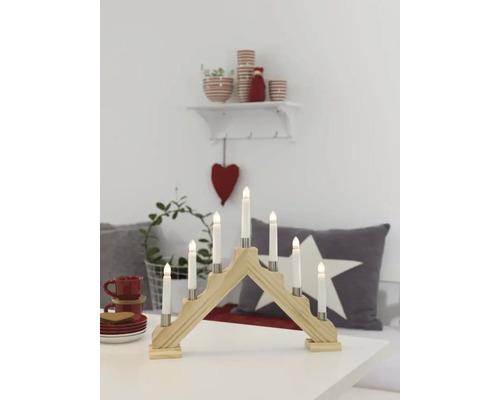 Houten boog met zeven elektrische kaarsen voor kerstdecoratie