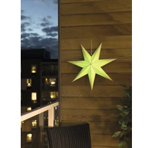 Verlichte papieren ster voor decoratie op een balkon