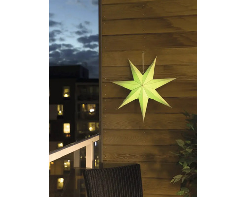 Verlichte papieren ster voor decoratie op een balkon