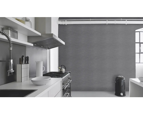 Moderne keuken met kookplaat, afzuigkap en keukengerei.