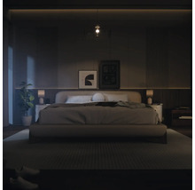 Slaapkamer met bed, nachtkastjes en decoratieve elementen voor een ontspannen sfeer