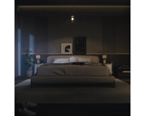 Slaapkamer met bed, nachtkastjes, lampen en decoraties