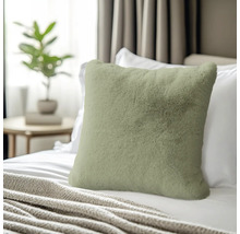 Decoratief kussen van imitatiebont op een bed