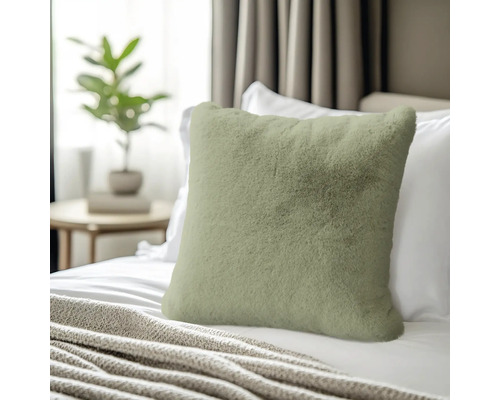 Decoratief kussen van imitatiebont op een bed