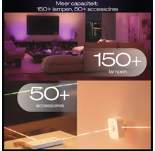 Scene van een woonkamer met gekleurde verlichting en tekst met de vermelding van meer dan 150 lampen en 50 accessoires.