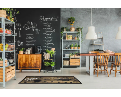 Keuken met krijtbord, rek, eettafel en vloermat met koffiemotief