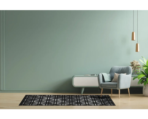 Lichte woonkamer met vloerkleed, fauteuil en decoratieve elementen