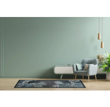 Moderne woonkamer met een vloermat met patroon, fauteuil en commode