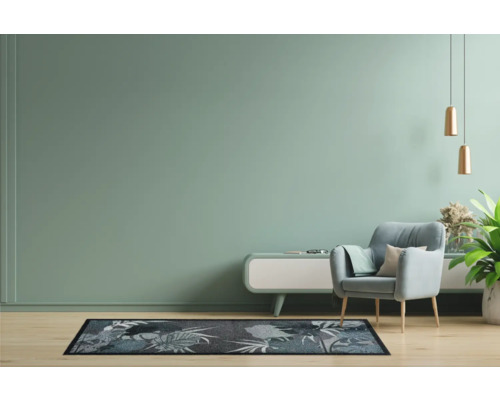 Moderne woonkamer met een vloermat met patroon, fauteuil en commode