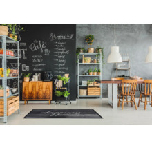 Lichte eetkamer met schoolbordmuur, rek en eettafel