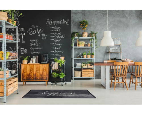 Lichte eetkamer met schoolbordmuur, rek en eettafel