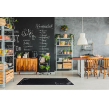 Decoratief interieur met schoolbord, rekken, dressoir, serveerwagen, eettafel en deurmat