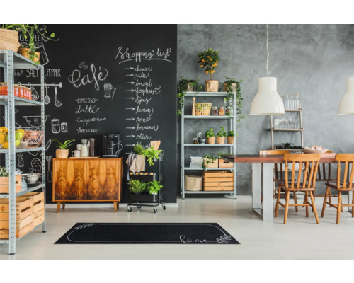 Decoratief interieur met schoolbord, rekken, dressoir, serveerwagen, eettafel en deurmat