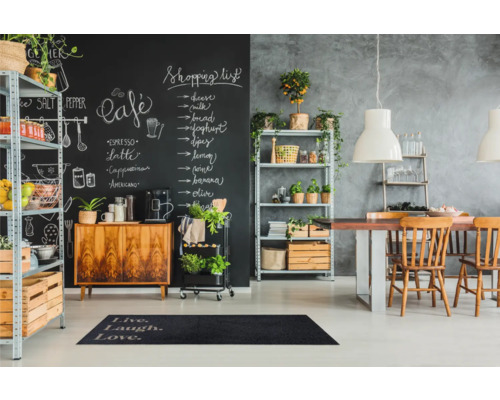 Eetkamer met schoolbordmuur, rekken en houten elementen