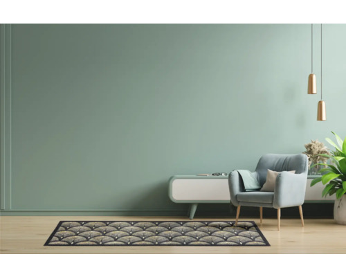 Woonkamer met fauteuil, tapijt met patroon en dressoir