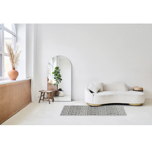 Lichte inrichting met bank, spiegel en decoratie