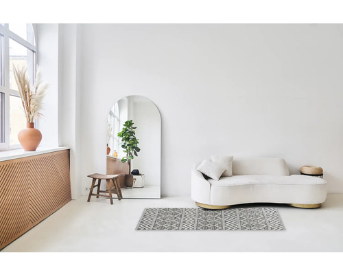 Lichte inrichting met bank, spiegel en decoratie